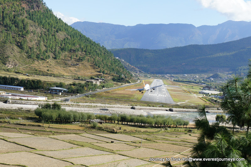 Аэропорт бутана. Paro International Airport, Bhutan. Аэропорт паро в королевстве бутан. Долина паро аэропорт. Бутан аэропорт паро терминал.
