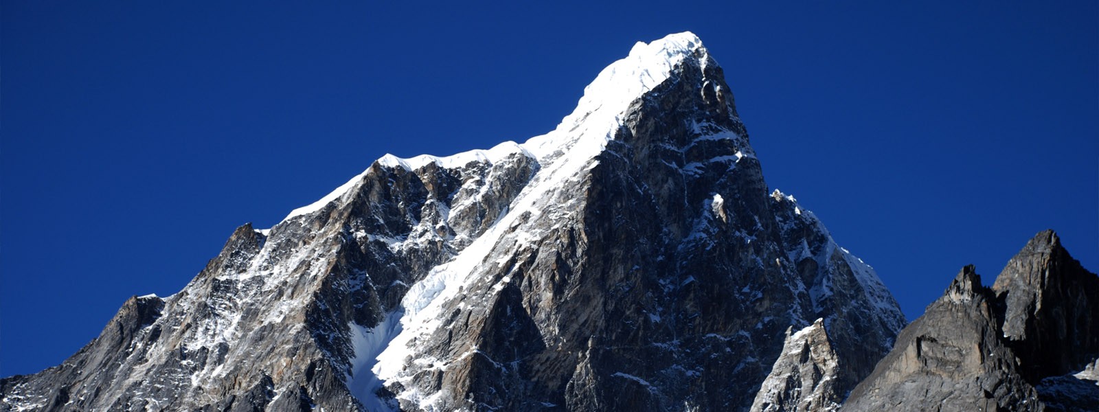 Cholatse Peak Climbing