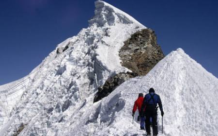 Lobuche Peak 6,119m. Climbing